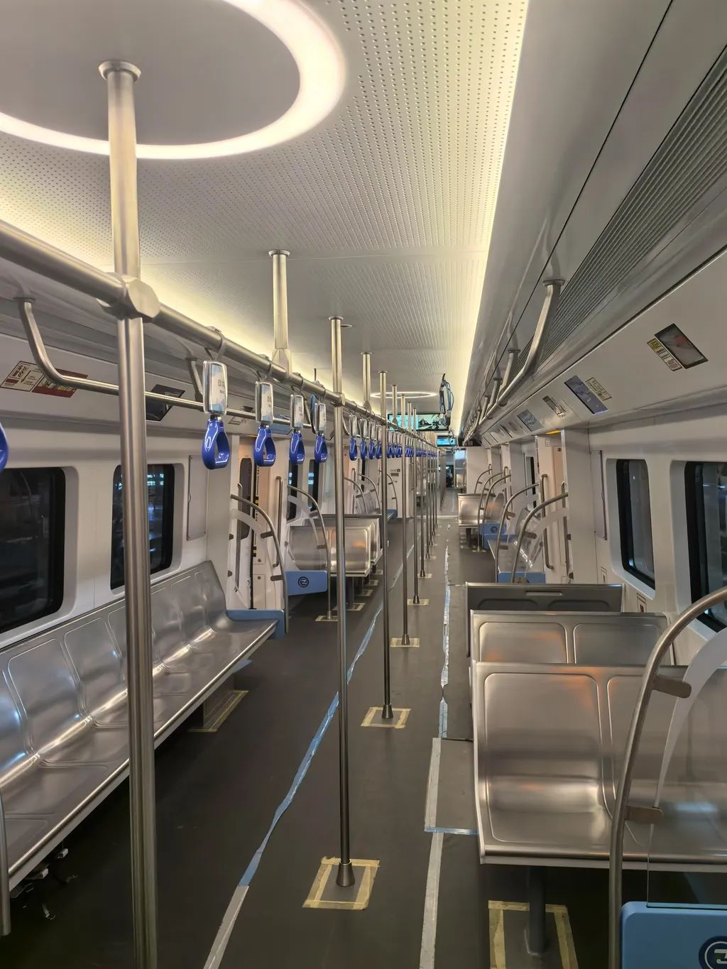 車廂座椅采用橫縱結合布置方式。重慶交通開投鐵路集團供圖